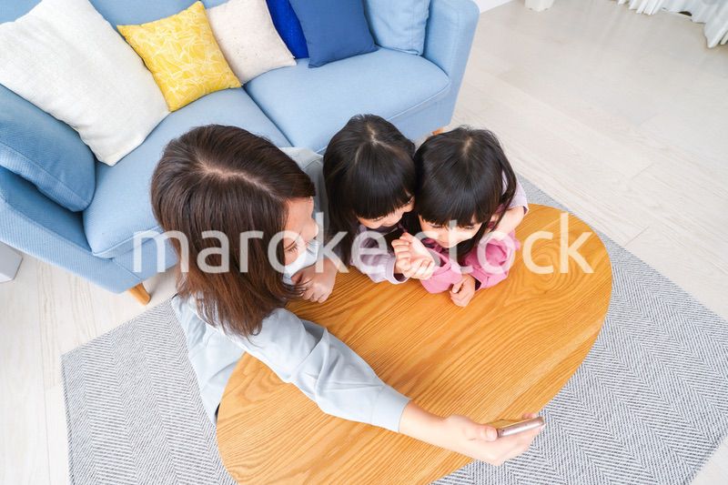 リモートでテレビ電話をする小さな女の子たち