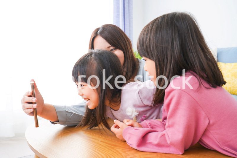 リモートでテレビ電話をする小さな女の子たち