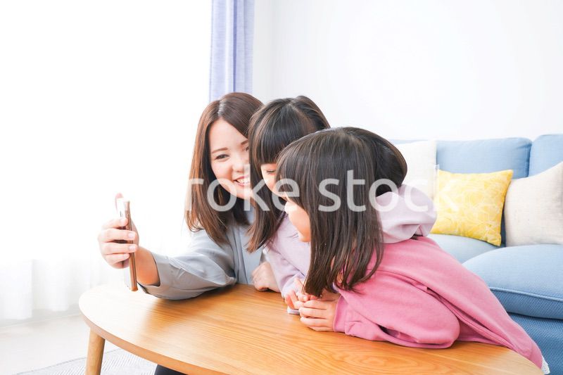 リモートでテレビ電話をする小さな女の子たち