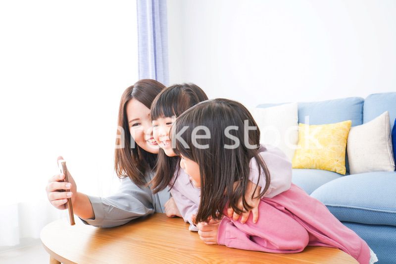 リモートでテレビ電話をする小さな女の子たち