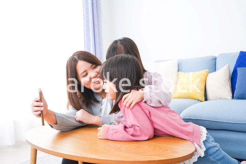 リモートでテレビ電話をする小さな女の子たち