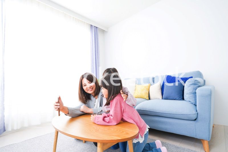 リモートでテレビ電話をする小さな女の子たち