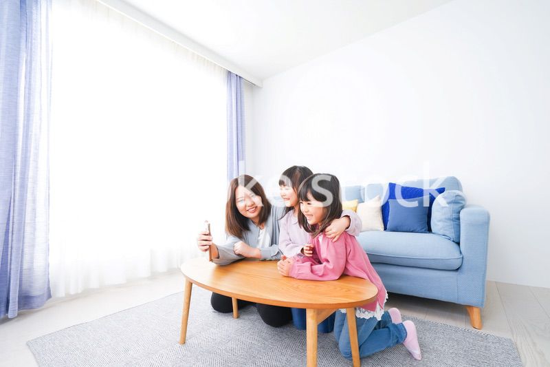 リモートでテレビ電話をする小さな女の子たち