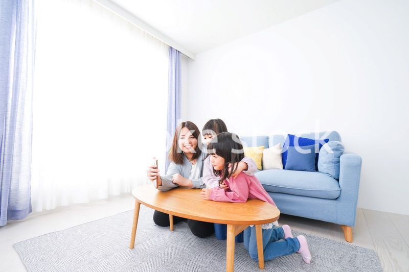 リモートでテレビ電話をする小さな女の子たち