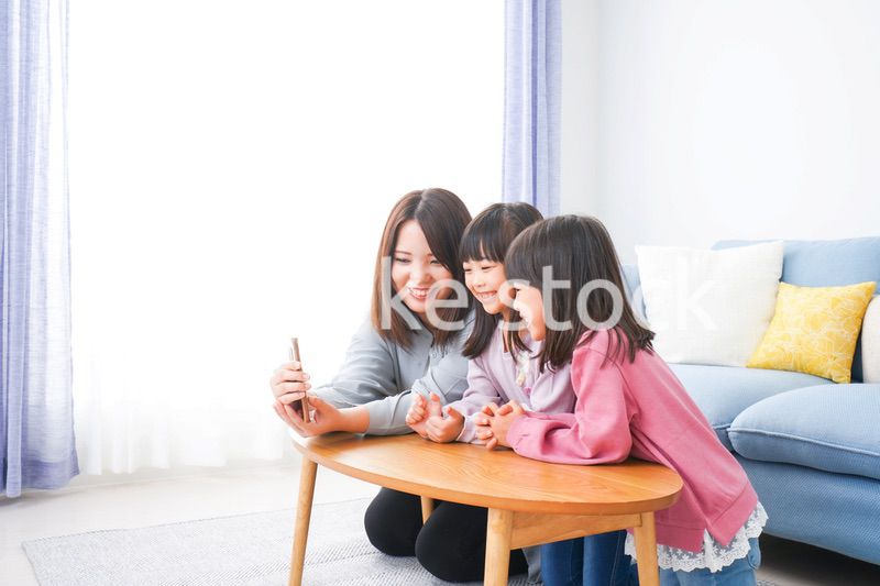 リモートでテレビ電話をする小さな女の子たち