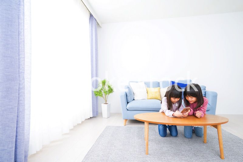 スマホを使う小さな女の子たち