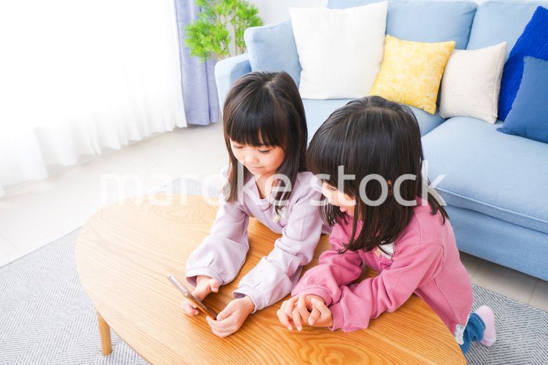 スマホを使う小さな女の子たち