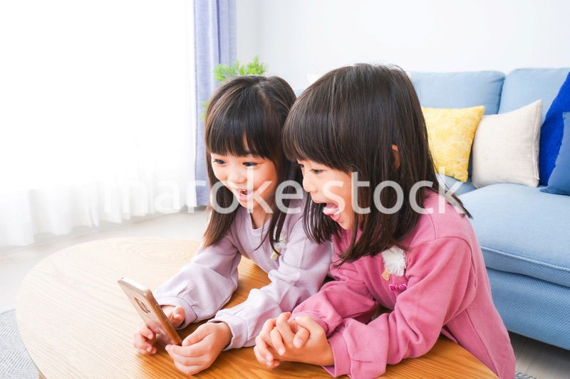 スマホを使う小さな女の子たち