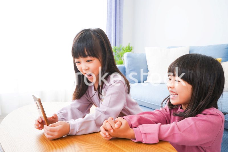 スマホを使う小さな女の子たち