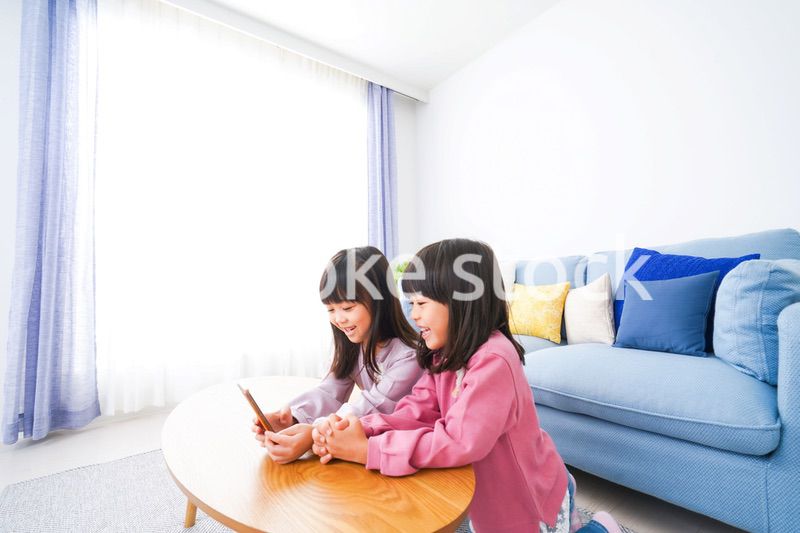 スマホを使う小さな女の子たち