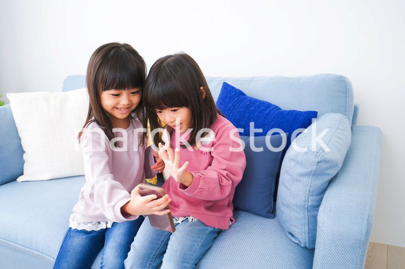 スマホを使う小さな女の子たち