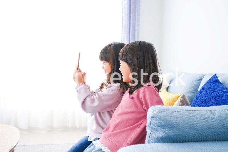 スマホを使う小さな女の子たち