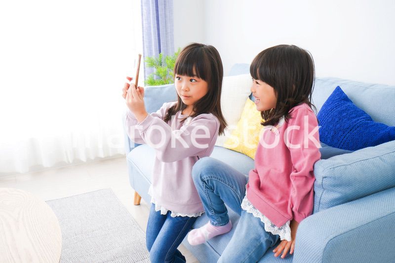 スマホを使う小さな女の子たち