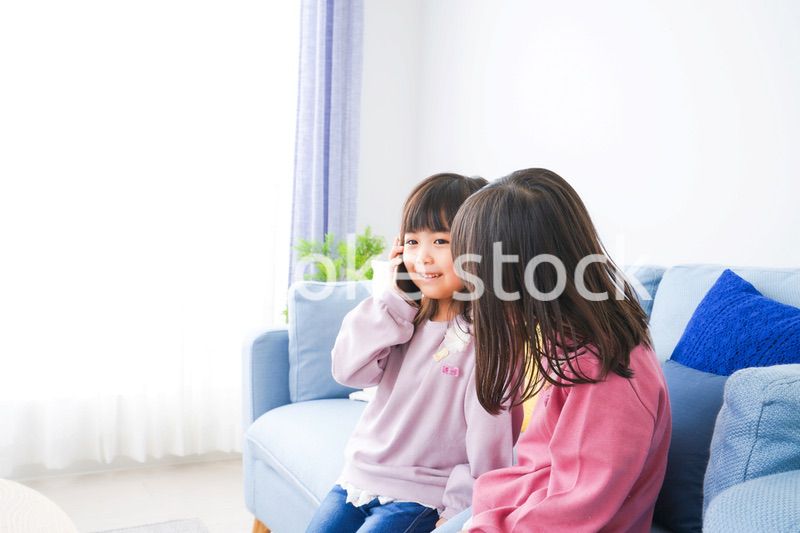 スマホを使う小さな女の子たち