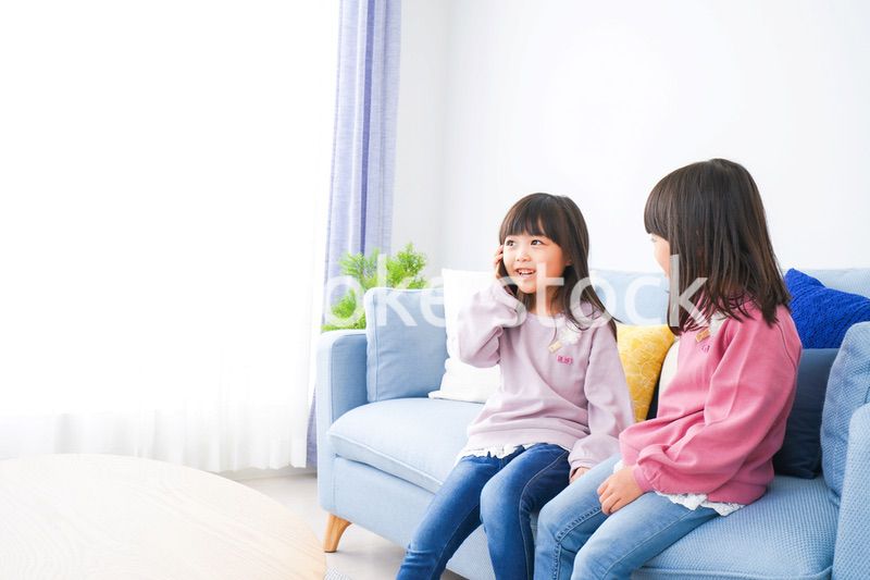 スマホを使う小さな女の子たち