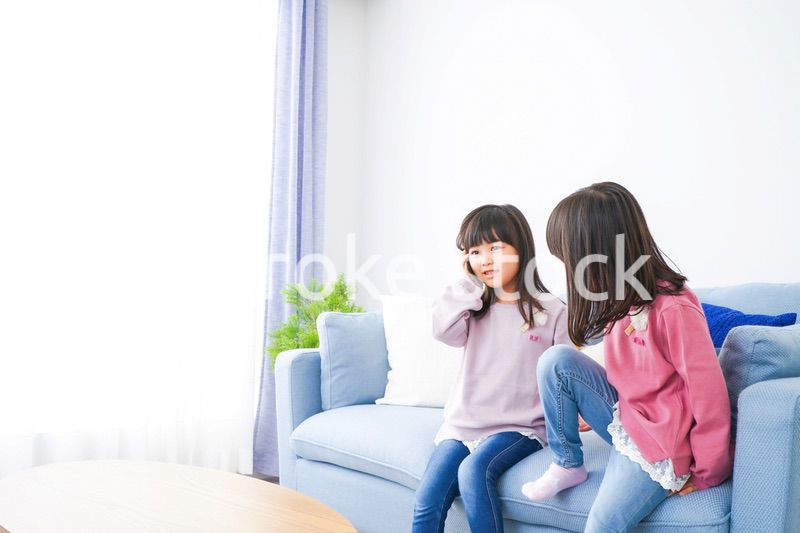 スマホを使う小さな女の子たち