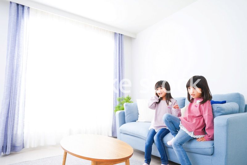 スマホを使う小さな女の子たち