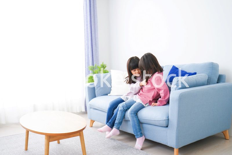 楽しく遊ぶ小さな女の子たち