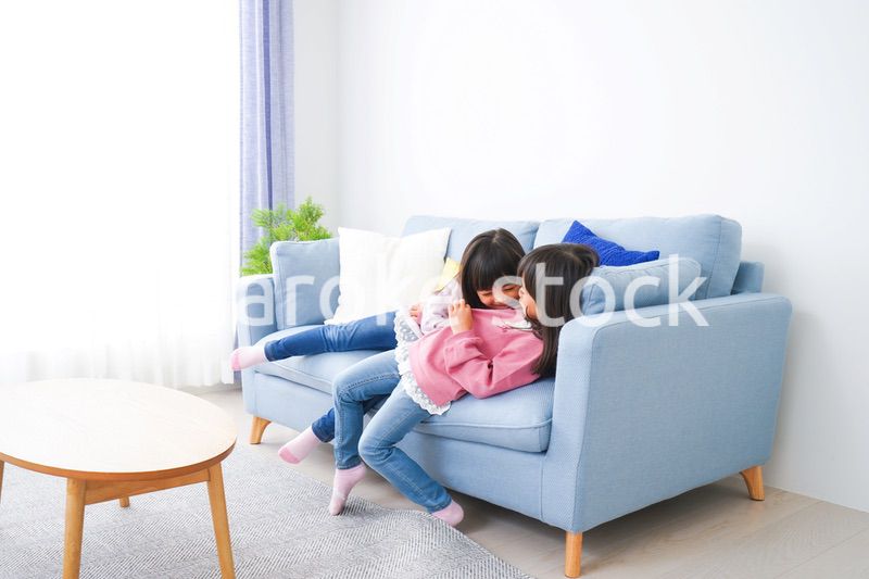 楽しく遊ぶ小さな女の子たち