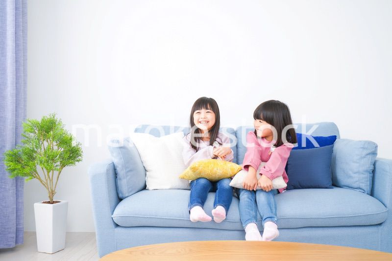 楽しく遊ぶ小さな女の子たち