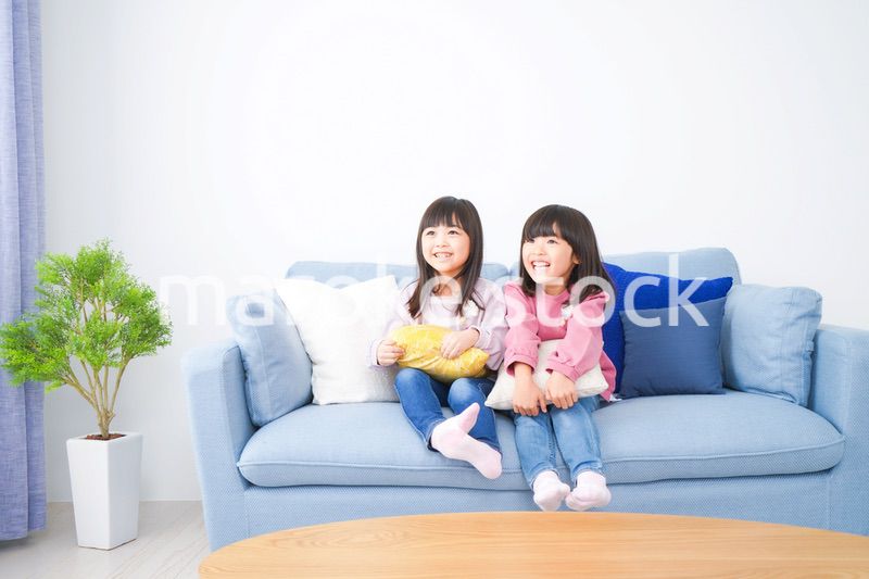 楽しく遊ぶ小さな女の子たち