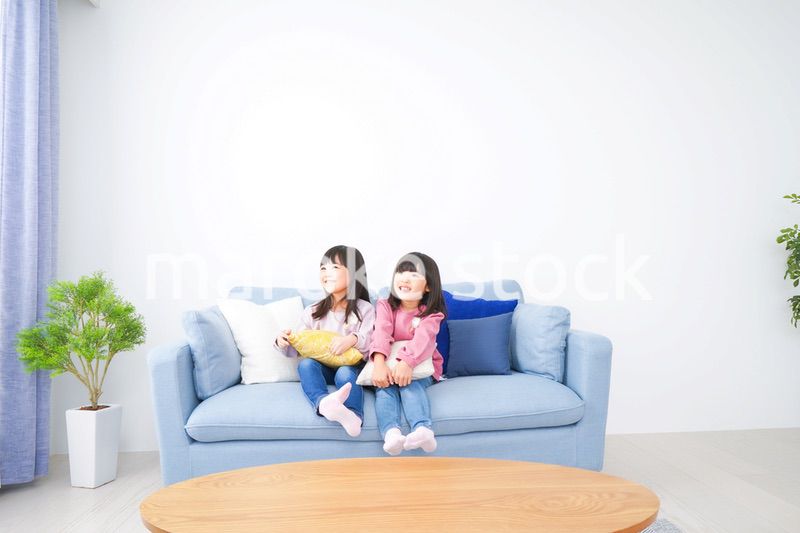 楽しく遊ぶ小さな女の子たち