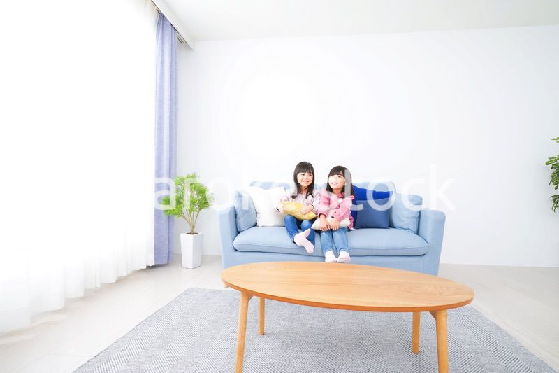 楽しく遊ぶ小さな女の子たち