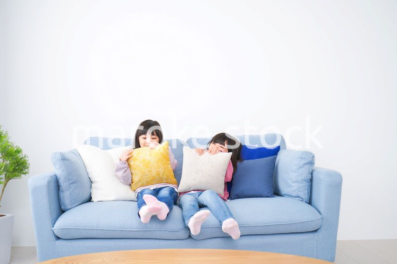 楽しく遊ぶ小さな女の子たち