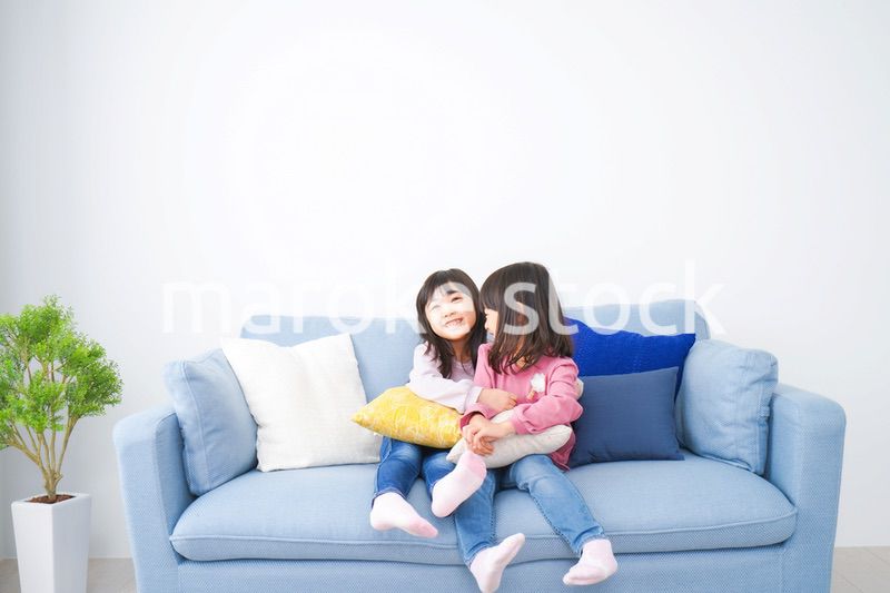 楽しく遊ぶ小さな女の子たち