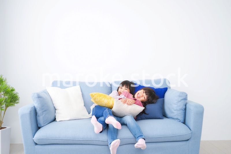 楽しく遊ぶ小さな女の子たち