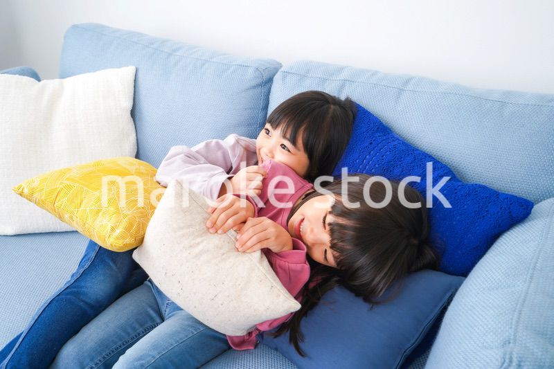 楽しく遊ぶ小さな女の子たち