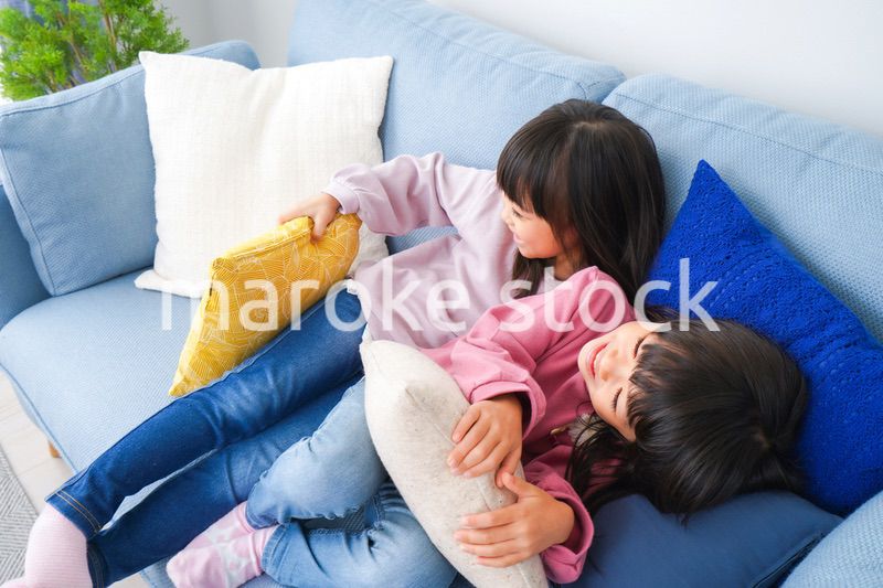 楽しく遊ぶ小さな女の子たち