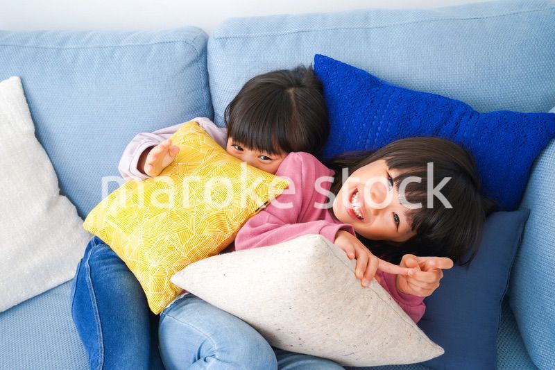 楽しく遊ぶ小さな女の子たち