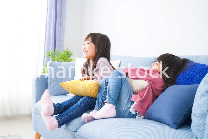 楽しく遊ぶ小さな女の子たち