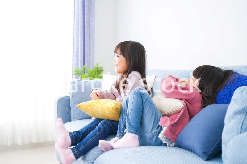 楽しく遊ぶ小さな女の子たち