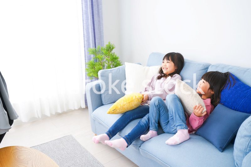 楽しく遊ぶ小さな女の子たち