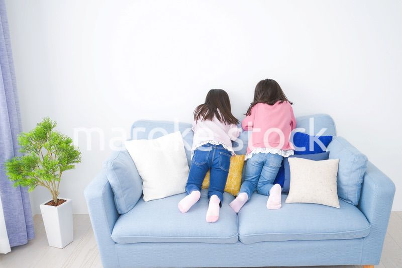 楽しく遊ぶ小さな女の子たち