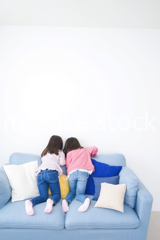 楽しく遊ぶ小さな女の子たち