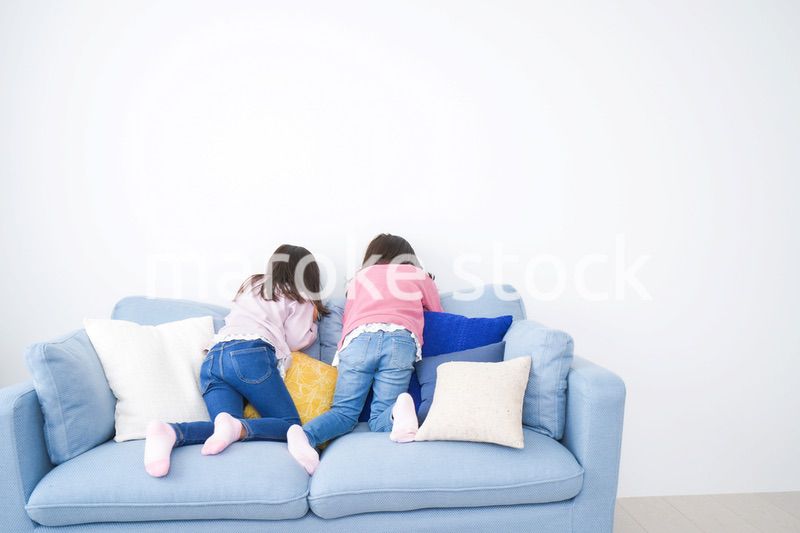 楽しく遊ぶ小さな女の子たち