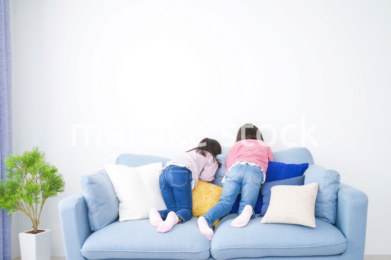 楽しく遊ぶ小さな女の子たち