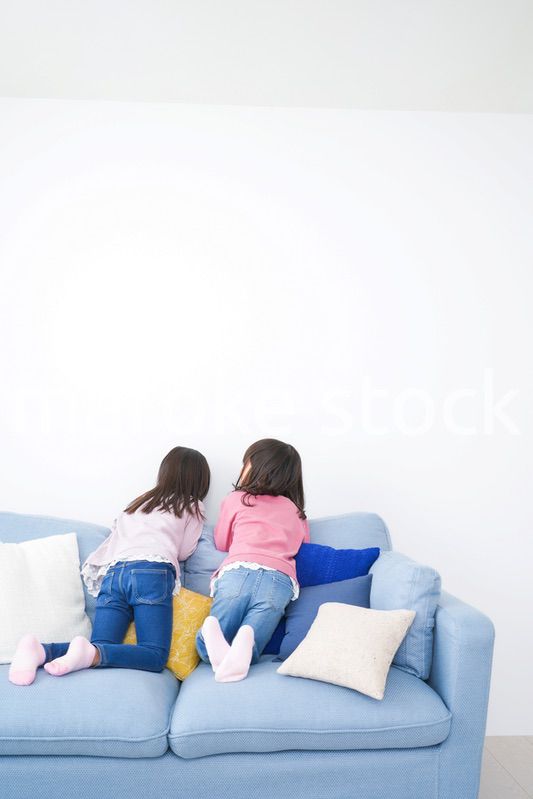 楽しく遊ぶ小さな女の子たち