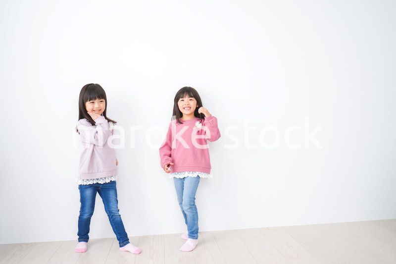 楽しく遊ぶ小さな女の子たち