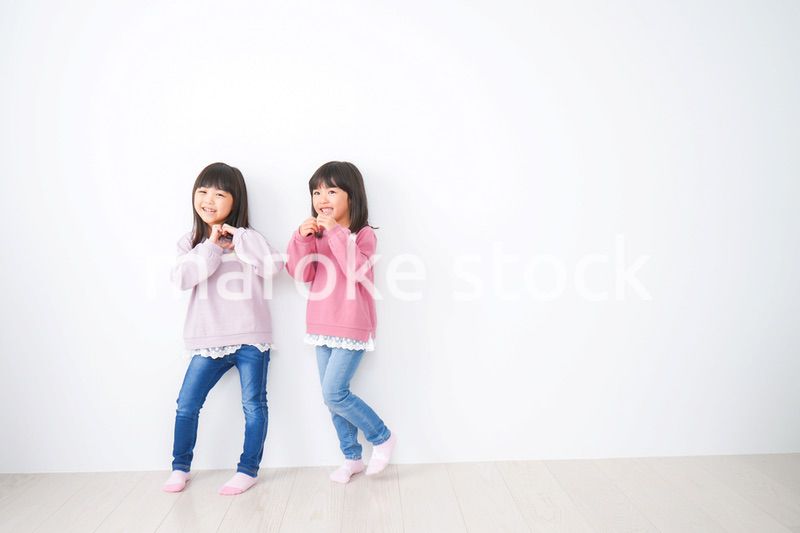 楽しく遊ぶ小さな女の子たち