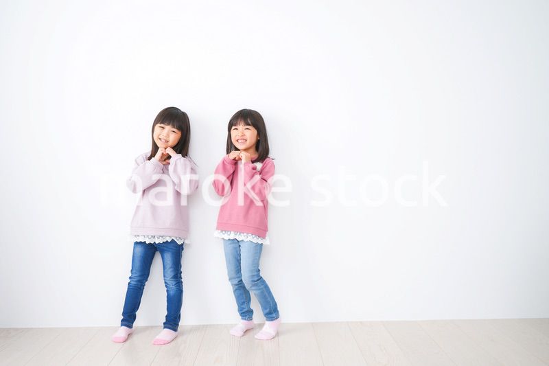 楽しく遊ぶ小さな女の子たち