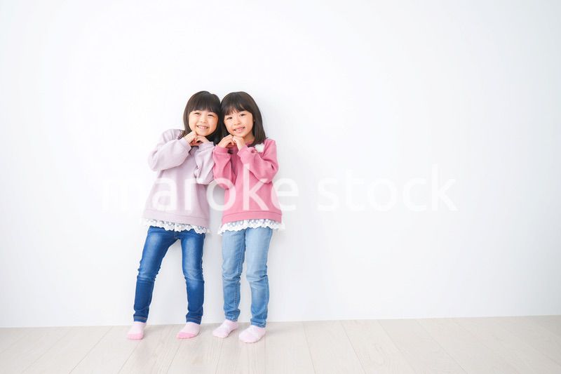 楽しく遊ぶ小さな女の子たち