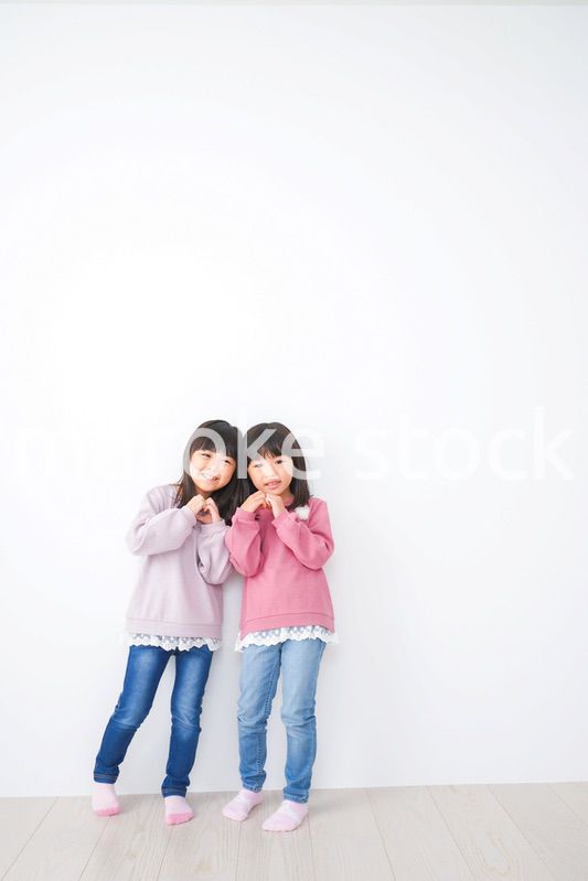 楽しく遊ぶ小さな女の子たち