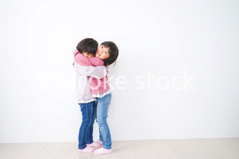 楽しく遊ぶ小さな女の子たち