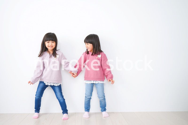 楽しく遊ぶ小さな女の子たち