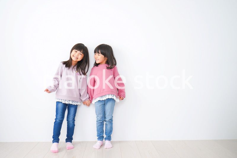 楽しく遊ぶ小さな女の子たち