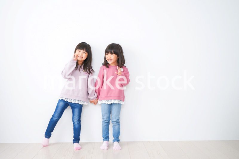 楽しく遊ぶ小さな女の子たち